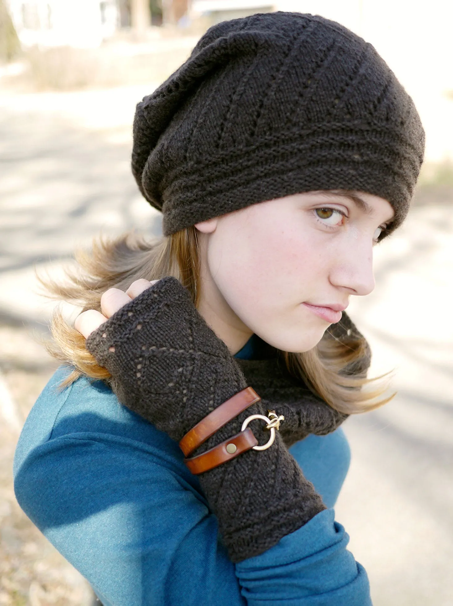 Peu Bourgeons Hat and Mitts <br/><small>knitting pattern</small>